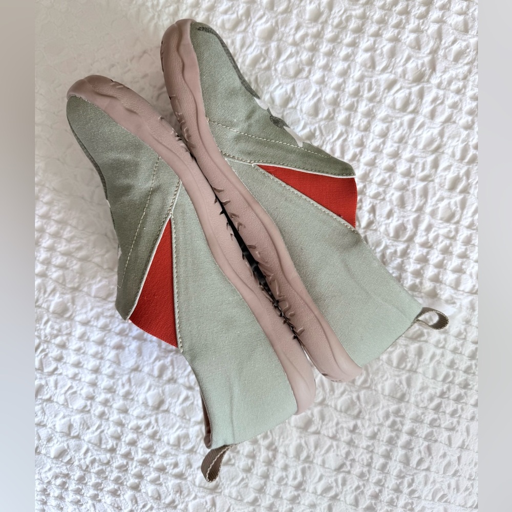 UIN Bear Hug Canvas Slip-On Shoes Art Comfort Women’s 10 - Picture 5 of 11